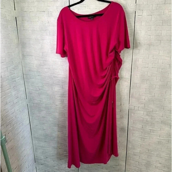 LANE BRYANT PLUS SIZE FUCHSIA SHORT SLEEVE RUCHED SIDE HIP MIDI DRESS STREETWEAR - Picture 1 of 9
